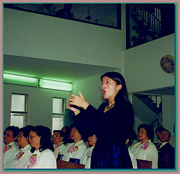 1999年聖歌隊指揮 趙主惠老師指揮神態